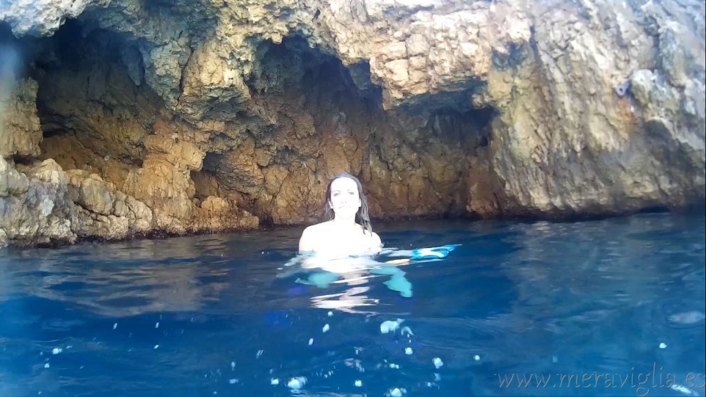 Cueva maritima en Cala Ambolo, Javea