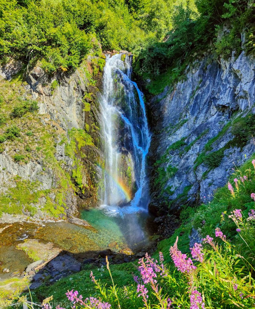Cascada Saut deth Pish con arco iris, Val d'Aran