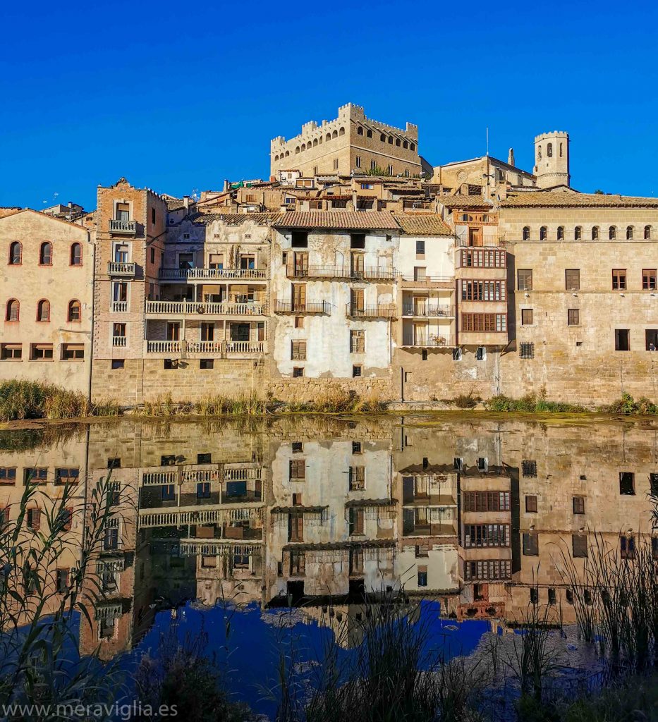 Reflejo en el río del casco antiguo de Valderrobres, Teruel.