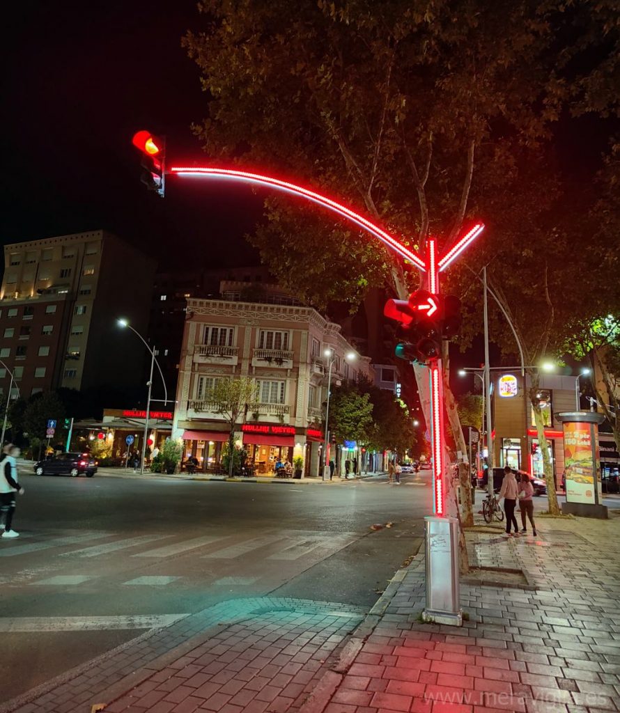 Semáforo en rojo en Tirana, capital de Albania.