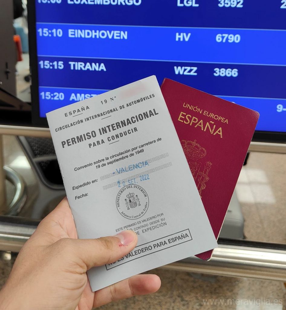 Pasaporte español y permiso internacional para conducir