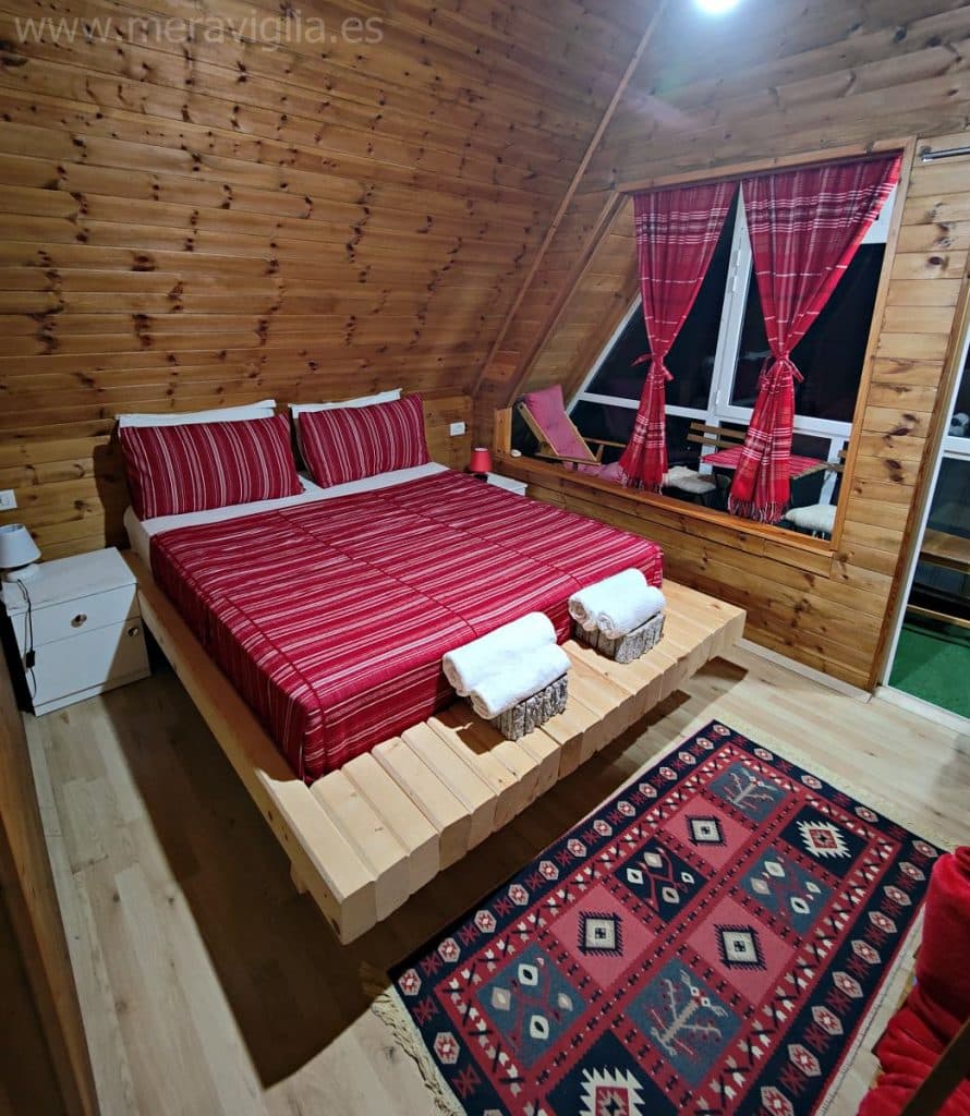 Habitación de hotel de madera en el alojamiento Bujtina Miqesia, en Theth (Albania)