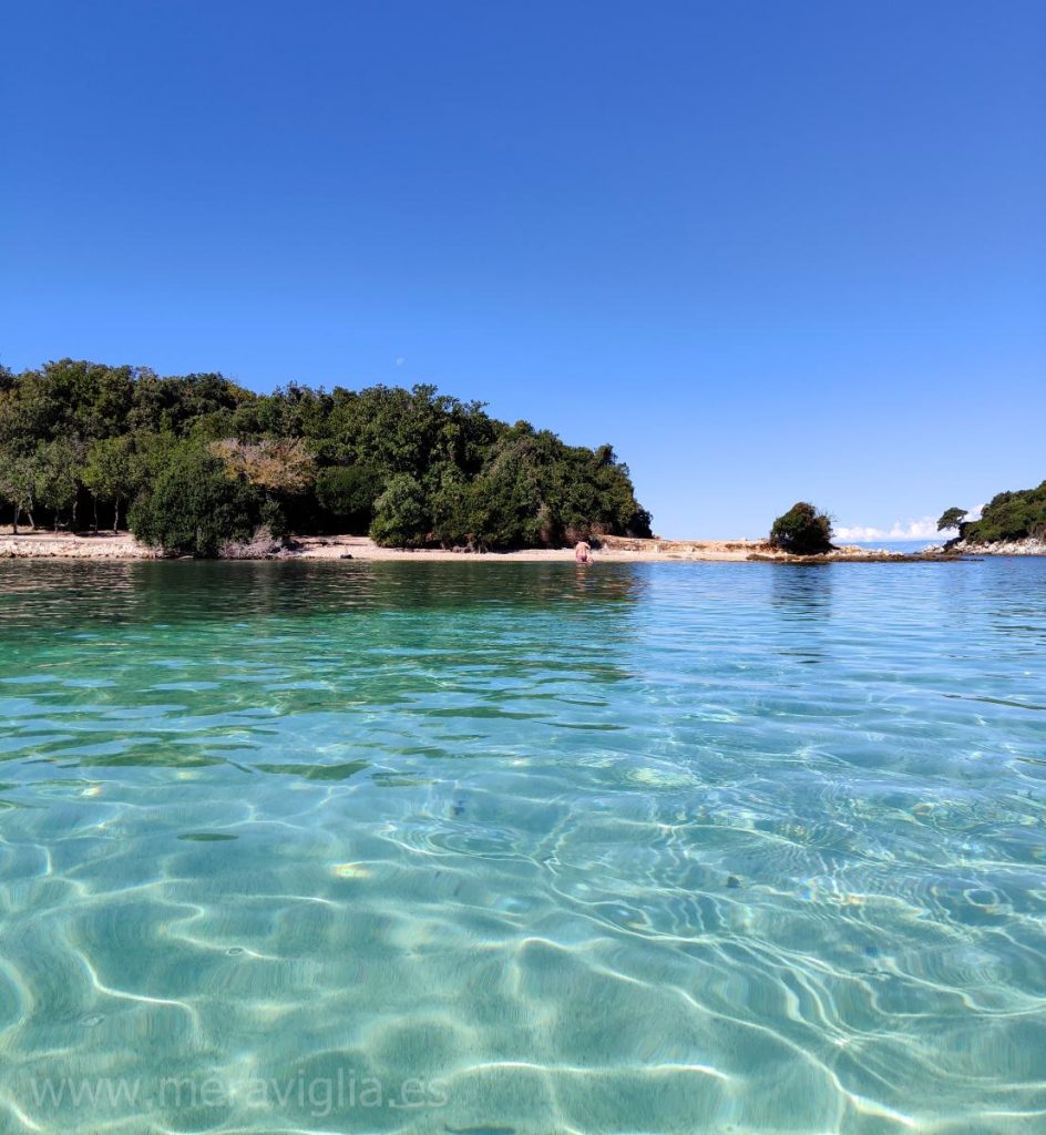Agua e islote en una playa de Ksamil, en Albania.