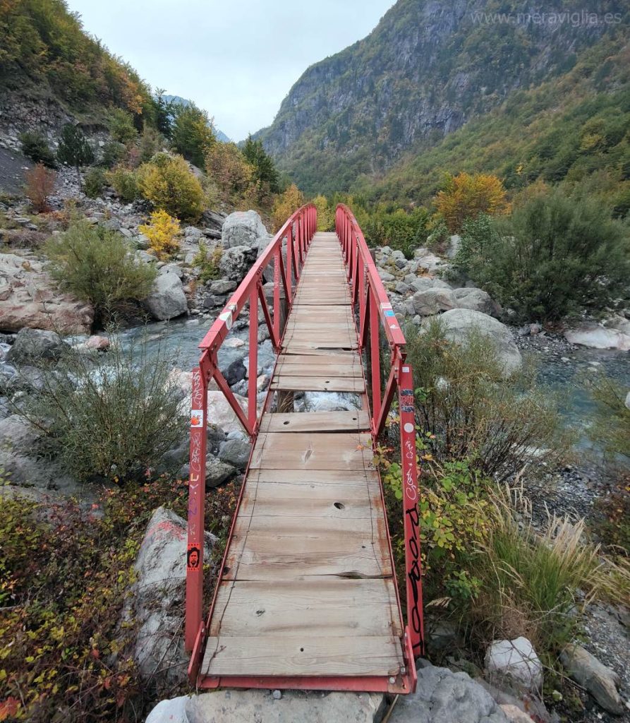 Puente en mal estado que cruzamos durante la ruta en los Alpes albaneses.