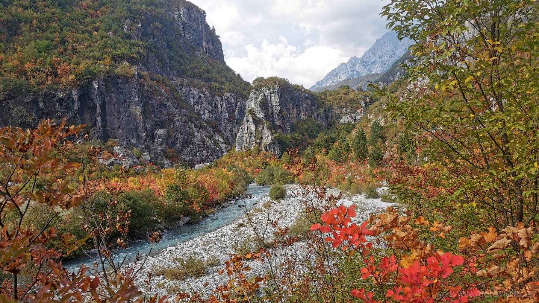 Paisaje de los Alpes albaneses con colores verdes, rojos y amarillos del otoño.