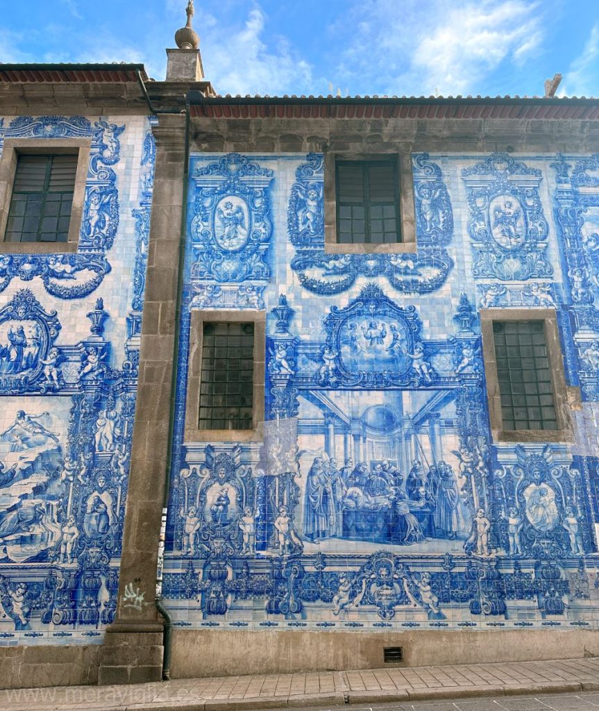 Lateral de la Capilla de las Almas, cubierto por azulejos de colores azul y blancos con motivos religiosos.