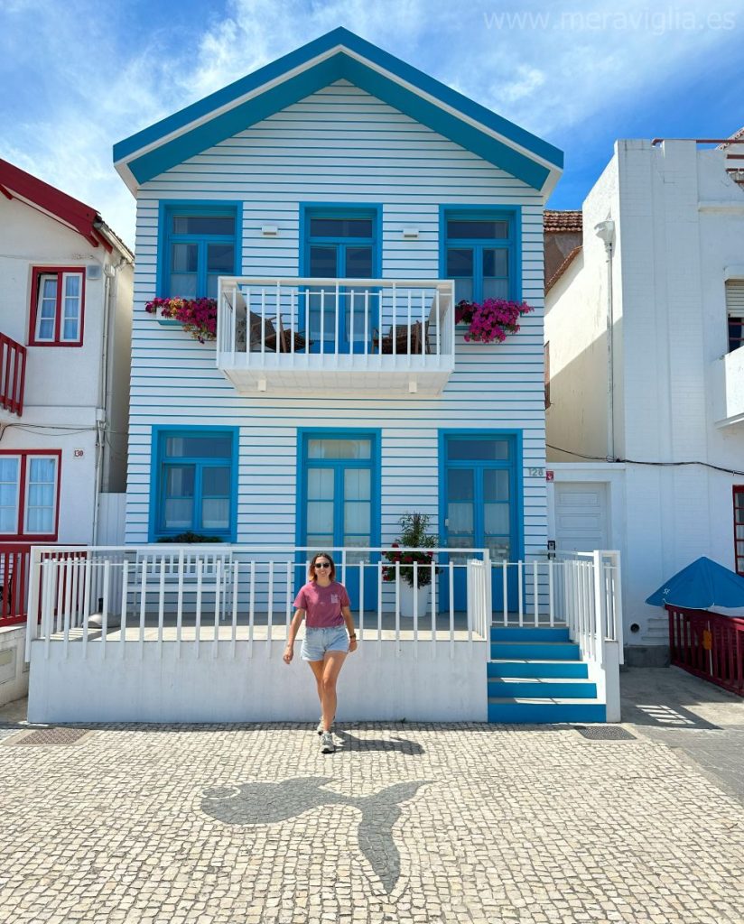 Casa de dos pisos a rayas azules y blancas de Costa Nova, Portugal.