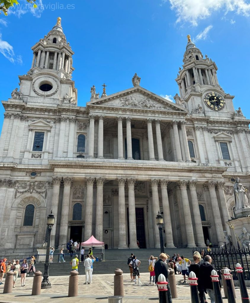 Fachada principal de la Catedral de San Pablo, en la City de Londres.