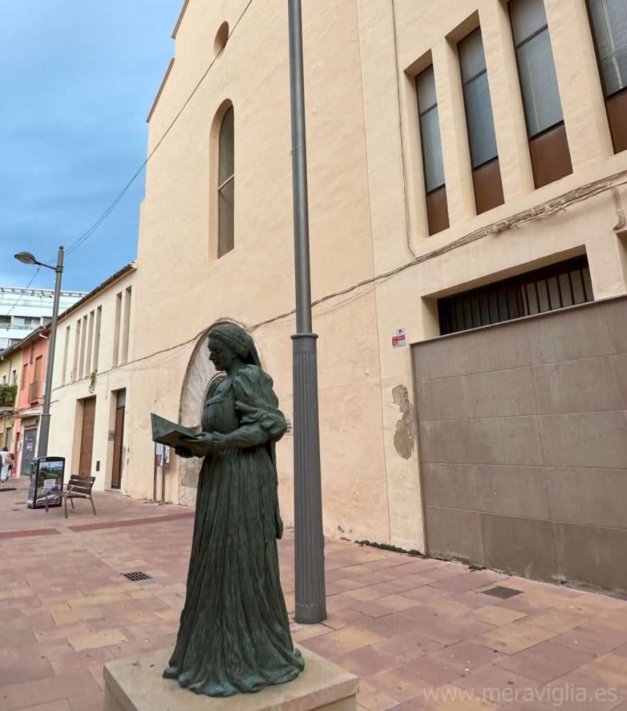 Escultura de María Enríquez frente al Convento de Santa Clara.