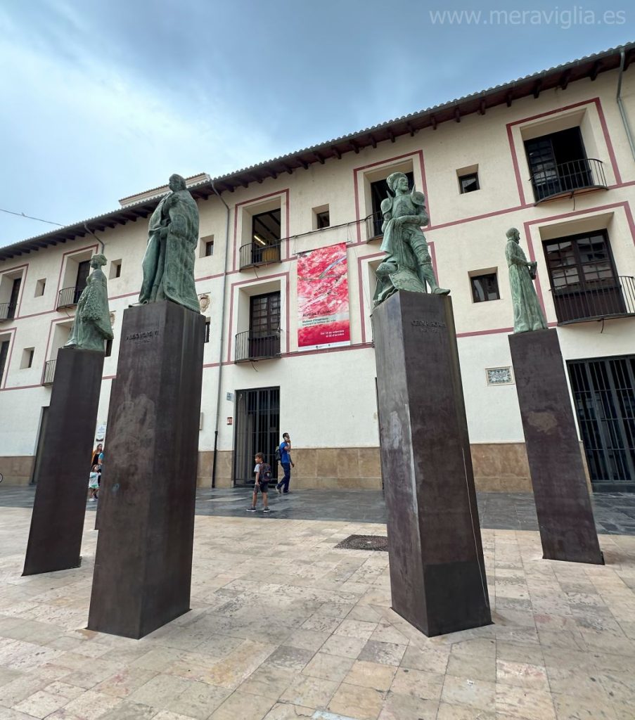 Esculturas de varios miembros de la familia Borgia frente a las Escuelas Pias de Gandia.