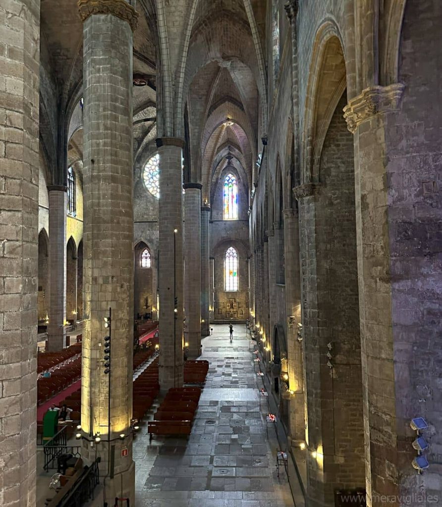 Interior de la Basílica de Santa Maria del Bar, de Barcelona, visto desde las tribunas.