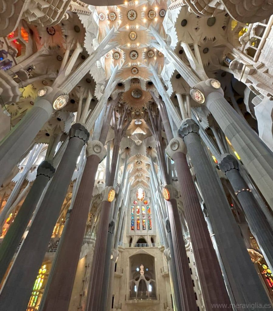 Parte del techo y de las columnas del interior de la Basílica de la Sagrada Familia de Barcelona.