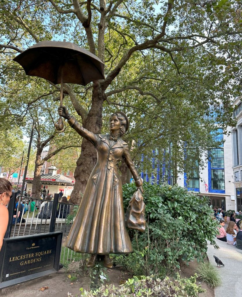 Estatua de Mary Poppins en Leicester Square Gardens, Londres.